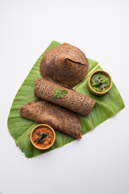 Foto finger mijo o ragi dosa es un saludable desayuno indio servido con chutney, en rollo, plano o en forma de cono