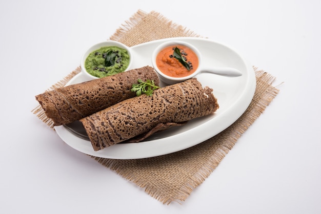 Finger Mijo o Ragi Dosa es un saludable desayuno indio servido con chutney, en rollo, plano o en forma de cono