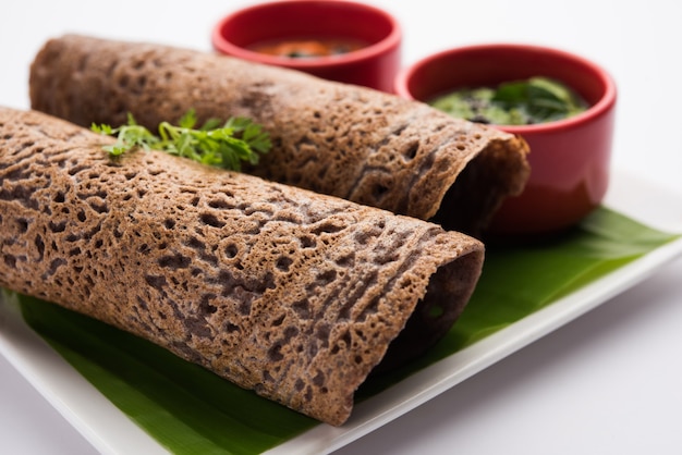 Finger Millet orÃ‚Â Ragi DosaÃ‚Â Ã © um pequeno-almoÃ§o indiano saudÃ¡vel servido com chutney em forma de rolo, plano ou cone