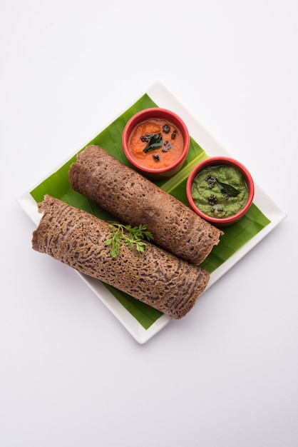 Finger millet orã‚â ragi dosaã‚â ã © um pequeno-almoã§o indiano saudã¡vel servido com chutney em forma de rolo, plano ou cone