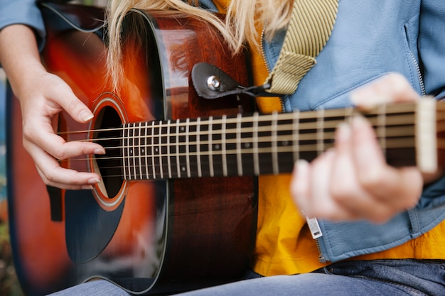 Finger spielen Akustikgitarre