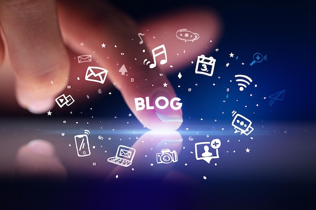 Finger-Touching-Tablet mit Social-Media-Ikonen-Konzept