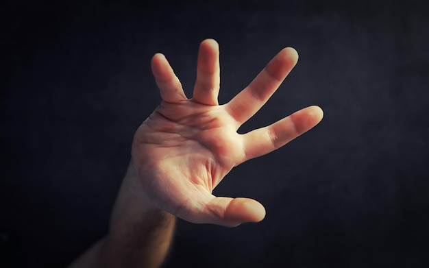 Fingergesten Männliche Hände auf grauem Hintergrund Gestikulation mit den Händen