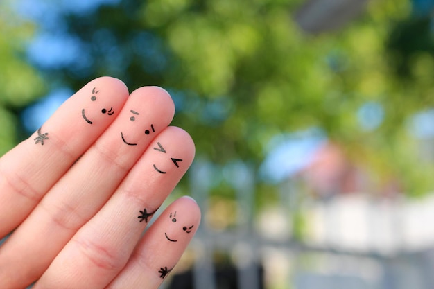 Fingerkunst der glücklichen Familie Das Konzept eines Spaziergangs im Herbstpark