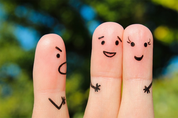 Fingerkunst der Menschen. Das Konzept eines Mannes schimpft mit einem Paar und sie lachen.