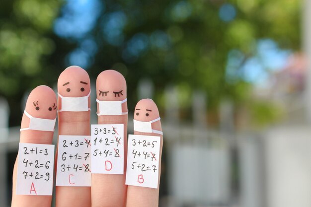 Fingerkunst der Menschen. Konzept Studenten in medizinischer Maske von COVID-2019.