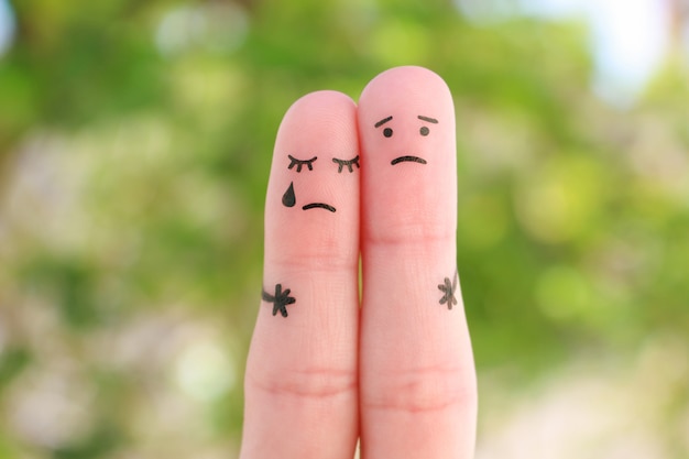 Fingerkunst des unzufriedenen Paares. Konzept der Lösung der Probleme der Familie, Unterstützung in schwierigen Situationen.