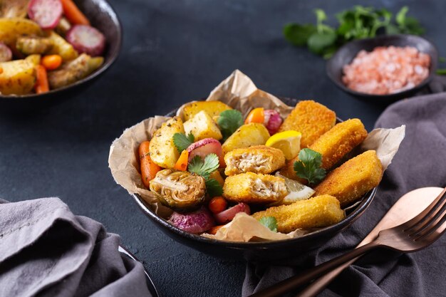 Fingers de pescado vegano a base de plantas con vegetales asados