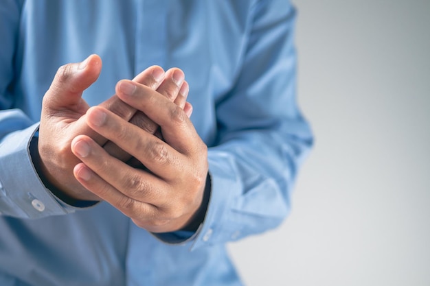 Fingerschmerzen im Office-Syndrom-Konzept Salaryman trägt ein blaues Hemd Mittlere Nahaufnahme mit Kopierraum