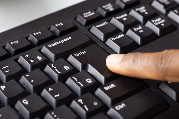 Foto fingertippen auf einer tastatur