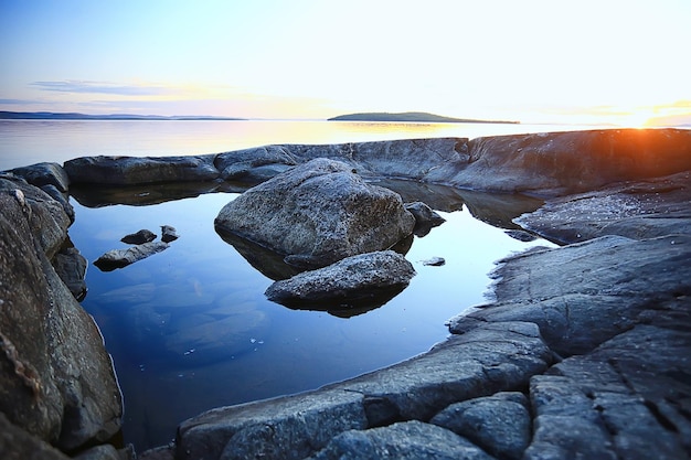 Finlandia vista al lago, reflejo de agua de verano Escandinavia