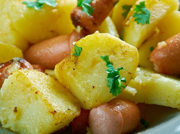 Finnische Bratkartoffeln mit Würstchen - paistetut perunat