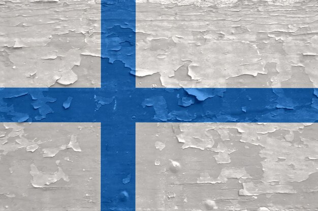 Finnland-Flagge auf alter geschälter Holzoberfläche