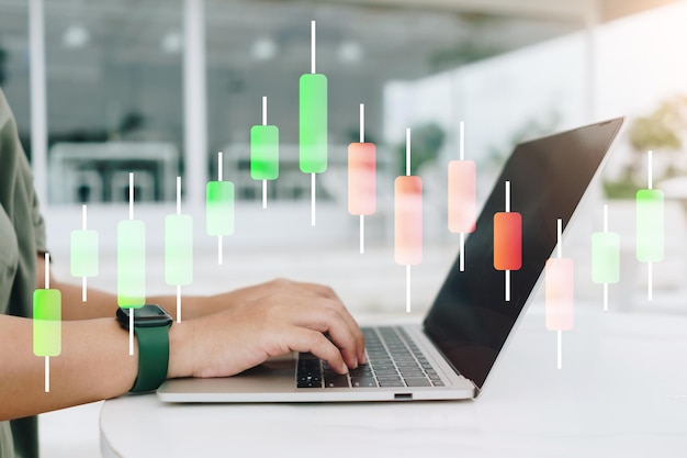 Fintech-Finanzsymbol und Marktaktiendiagramm werden auf dem Computerbildschirm mit dem Fingerzeig angezeigt Finanzgeschäftstechnologie