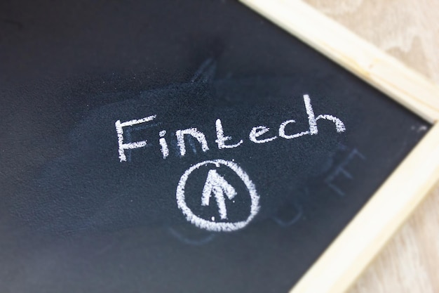 Fintech-Worttext auf einer Tafel Fintech-Finanztechnologiekonzept