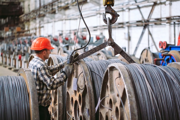 Fio-máquina, ferragens em armazéns. trabalhador ao lado de um pacote com catalkoy. armazém industrial na planta metalúrgica.