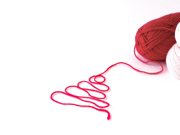 Fio rosa para tricotar um fio se estende em forma de árvore de Natal