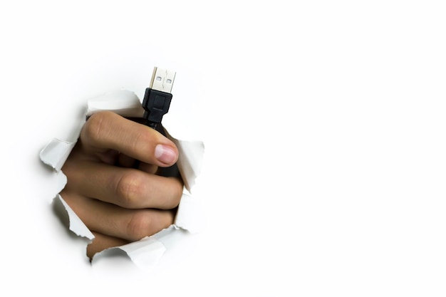 Fio USB à disposição no fundo branco