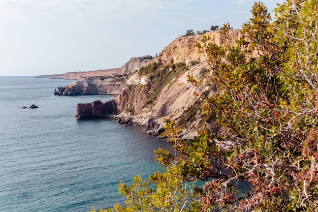Fiolent, Crimea - paisaje marino. Vista al mar: las montañas rodean la bahía y el pequeño bote a lo lejos.