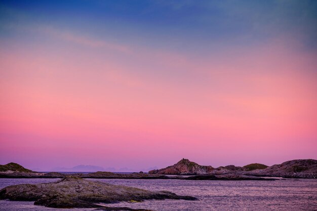 Fiorde ao pôr do sol Litoral rochoso à noite Bela natureza da Noruega Pitoresca paisagem escandinava Ilhas Lofoten Noruega