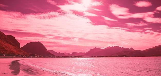 Fiorde ao pôr do sol Praia rochosa à noite Praia com areia branca Bela natureza Noruega Ilhas Lofoten Viva a tonificação da cor magenta Bandeira horizontal