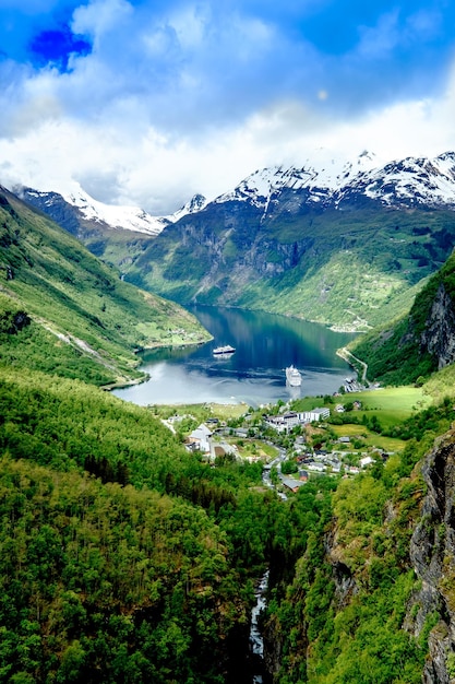 Fiorde de Geiranger, Beautiful Nature Norway (lente de deslocamento de inclinação). É um ramo de 15 quilômetros (9,3 milhas) de comprimento fora do Sunnylvsfjorden, que é um ramo do Storfjorden (Grande Fiorde).