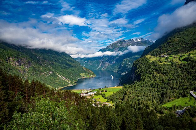 Fiorde de Geiranger, bela natureza na Noruega. É um ramo de 15 quilômetros (9,3 milhas) de comprimento fora do Sunnylvsfjorden, que é um ramo do Storfjorden (Grande Fiorde).