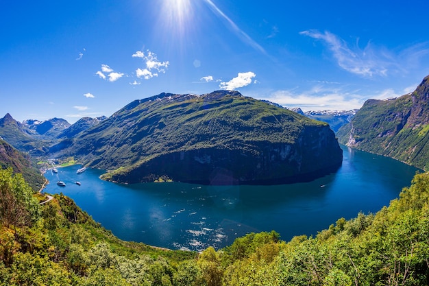 Fiorde de Geiranger, bela natureza na Noruega. É um ramo de 15 quilômetros (9,3 milhas) de comprimento fora do Sunnylvsfjorden, que é um ramo do Storfjorden (Grande Fiorde).
