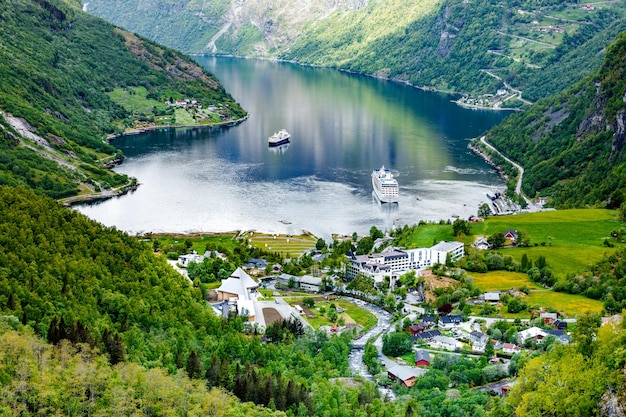 Fiorde de Geiranger, bela natureza na Noruega. É um ramo de 15 quilômetros (9,3 milhas) de comprimento fora do Sunnylvsfjorden, que é um ramo do Storfjorden (Grande Fiorde).