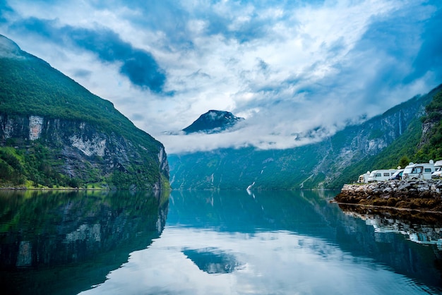 Fiorde de geiranger, bela natureza noruega. é um ramo de 15 quilômetros (9,3 milhas) de comprimento do sunnylvsfjorden, que é um ramo do storfjorden (grande fiorde).