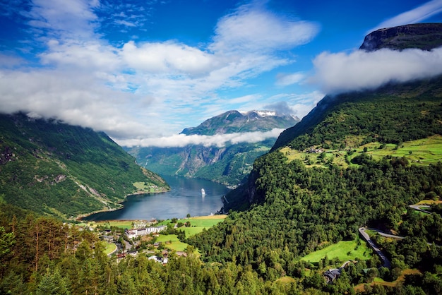 Fiorde de Geiranger, bela natureza Noruega. É um ramo de 15 quilômetros (9,3 milhas) de comprimento do Sunnylvsfjorden, que é um ramo do Storfjorden (Grande Fiorde).