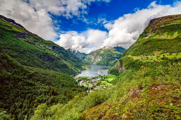 Fiorde de Geiranger, bela natureza Noruega. É um ramo de 15 quilômetros (9,3 milhas) de comprimento do Sunnylvsfjorden, que é um ramo do Storfjorden (Grande Fiorde).