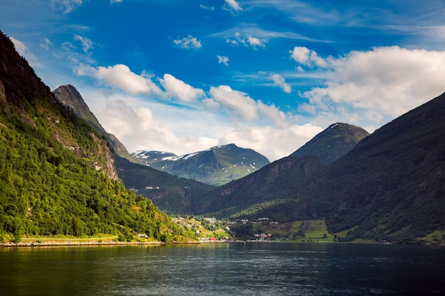 Fiorde de Geiranger, bela natureza Noruega. É um ramo de 15 quilômetros (9,3 milhas) de comprimento do Sunnylvsfjorden, que é um ramo do Storfjorden (Grande Fiorde).