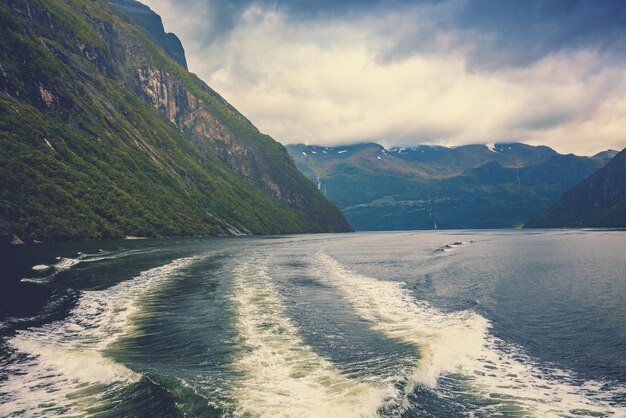 Fiorde de Geiranger Vista do navio Bela natureza da Noruega