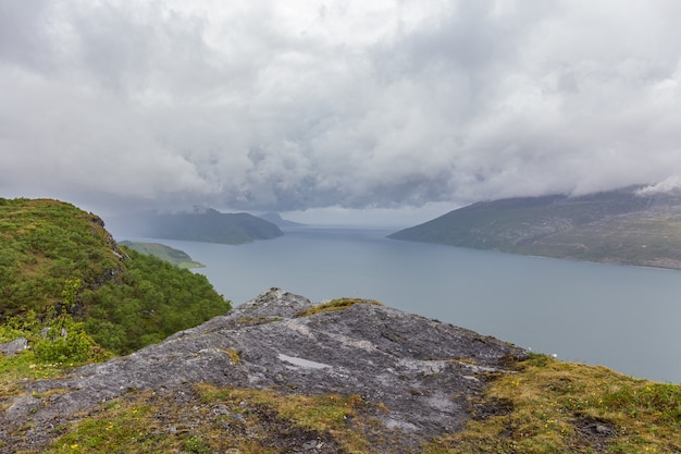 Fiorde de paisagem de verão norueguês, montanhas, noruega