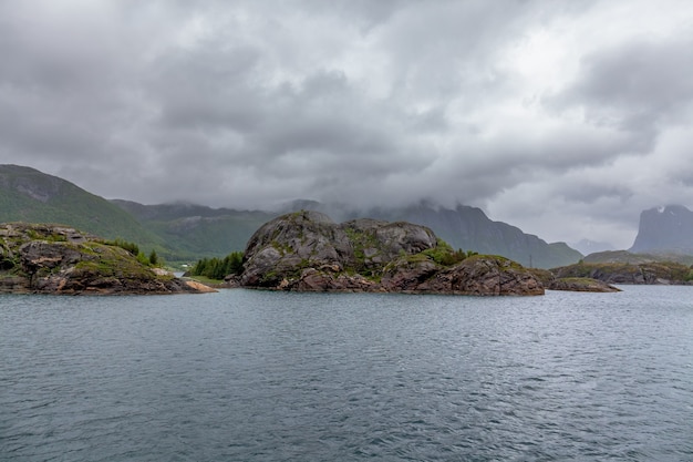 Fiorde de paisagem de verão norueguês, montanhas, noruega