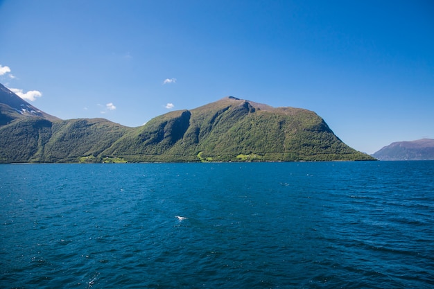 Fiorde na Noruega. Beleza da natureza e fundo de viagens