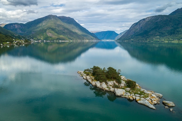 Fiorde na Noruega. Montanhas e Reflexo