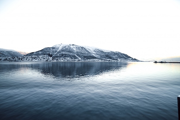 Fiorde norueguês com o mar na frente