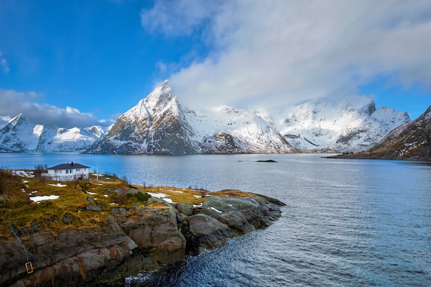 Fiorde norueguês e montanhas no inverno. Ilhas Lofoten, Noruega