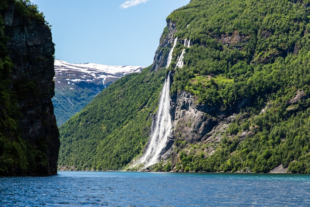 Fiordo de Geiranger, Cascada Seven Sisters. Hermosa naturaleza paisaje natural de Noruega.