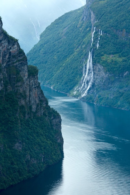 Foto fiordo de geiranger y cascada siete hermanas vista desde arriba