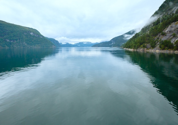 Fiordo de Geiranger noche nublado verano vista