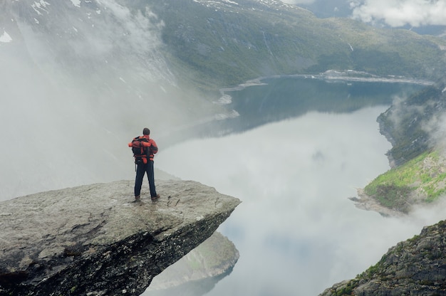 Fiordo de Geiranger, panorama hermoso de la naturaleza Noruega. Fotógrafo de naturaleza turista