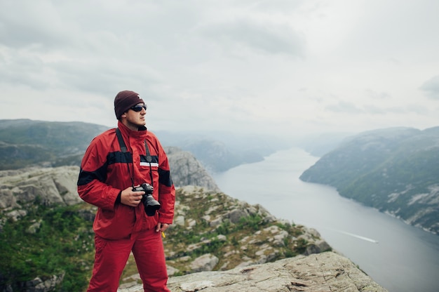 Fiordo de Geiranger, panorama hermoso de la naturaleza Noruega. Fotógrafo de naturaleza turista