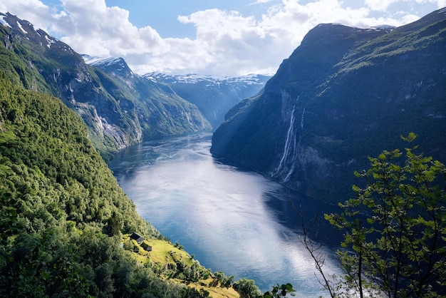Fiordo Geirangerfjord y la cascada Seven Sisters Noruega