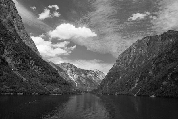 Fiordo en Homersfag Reino Unido Mar y montañas en un cielo azul nublado Vacaciones de verano Descubra la naturaleza salvaje Wanderlust y concepto de viaje