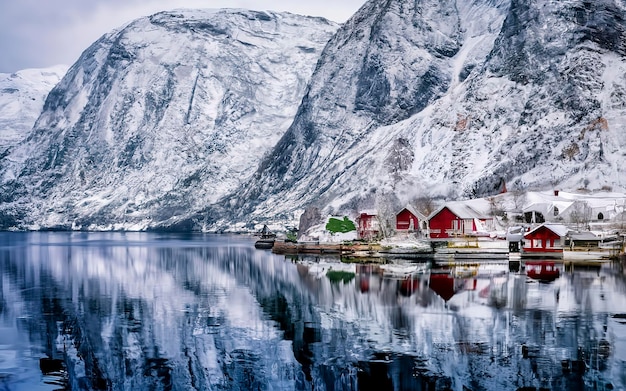 fiordos altas montañas en el crepúsculo en Noruega