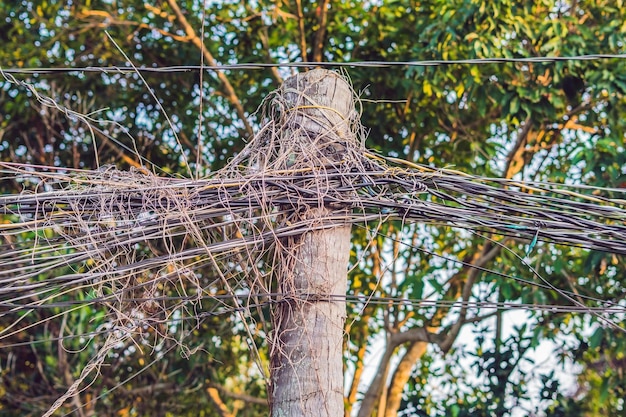 Fios bagunçados presos ao poste elétrico, o caos de cabos e fios em um conceito de poste elétrico de eletricidade