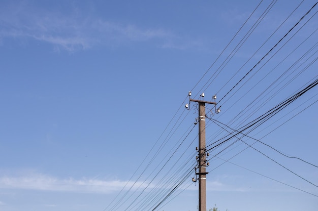 Fios elétricos em um pilar em uma cidade